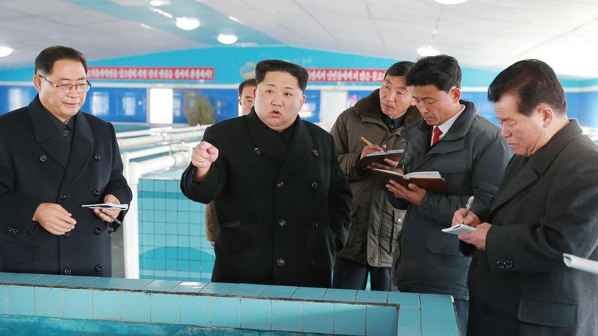 Esta foto sin fecha publicada por la Agencia de Noticias Coreana (KCNA) oficial de Corea del Norte el 28 de noviembre de 2017 muestra al líder norcoreano Kim Jong-Un en la provincia sureña de Pyongan.