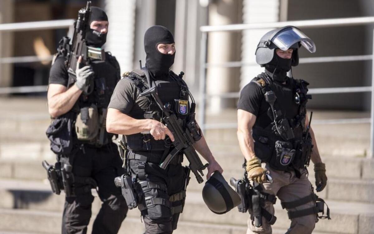 Policias armados custodian el teatro Kinopolis en Viernheim, Alemania el 23 de junio del 2016.