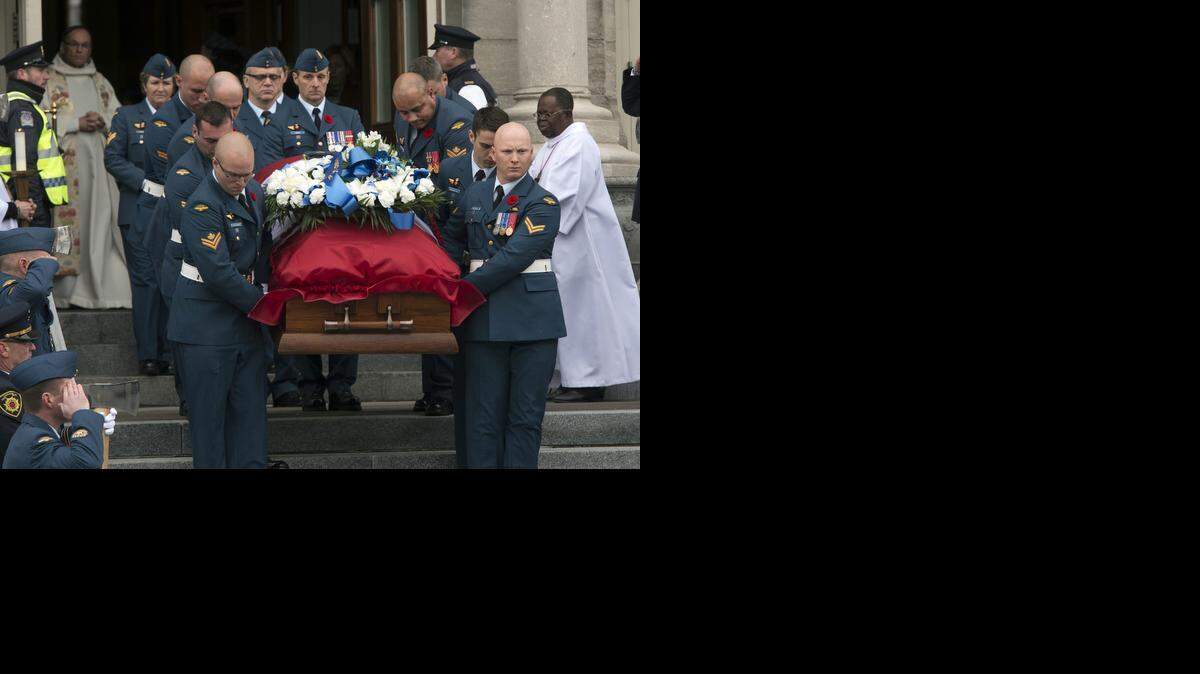 
Militares canadienses llevan el féretro del soldado Patrice Vincent para rendirle honores, en Longueuil, Quebec. Vincent fue asesinado por un yihadista que lo atropelló en la calle. 
