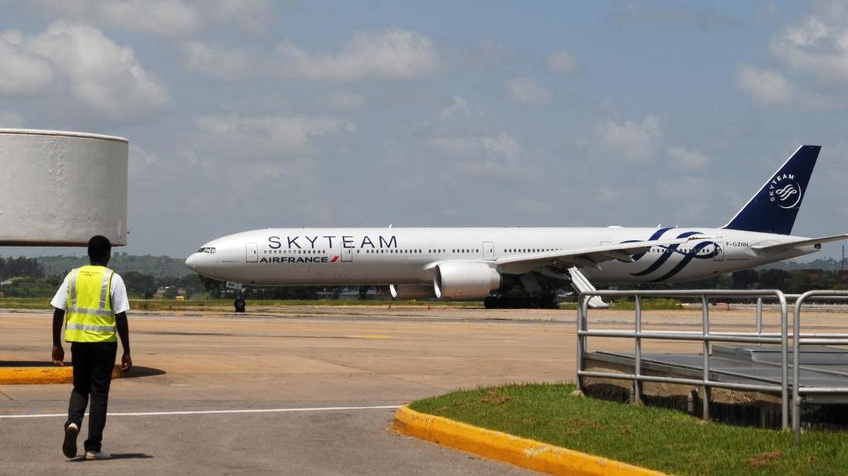 Un avión de Air France en la pista del aeropuerto de Mombasa, Kenia, donde aterrizó de emergencia el domingo tras descubrirse un objeto sospechoso de contener explosivos.
