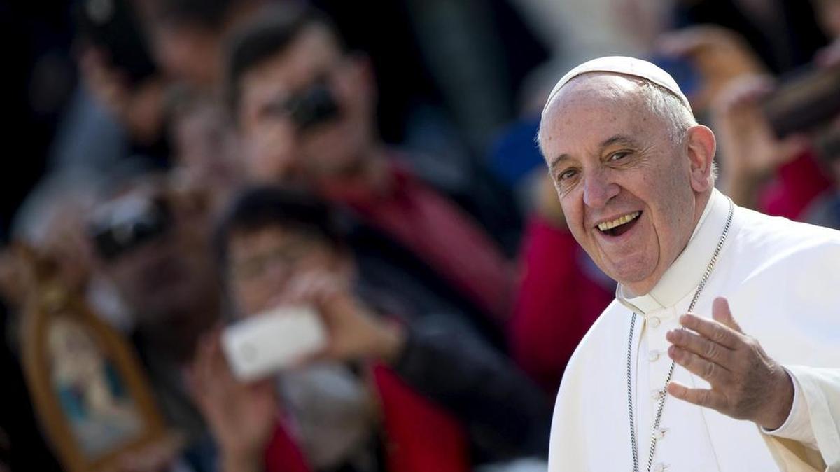 El papa Francisco saluda a los fieles a su llegada a la audiencia general de los miércoles en el Vaticano el 4 de noviembre de 2015.