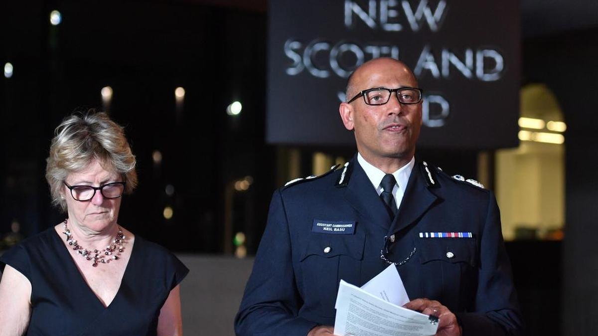 El jefe de la policía antiterrorista del Reino Unido, Neil Basu, a la derecha, y director médico de la Dama inglesa Sally Davies hablando en una conferencia de prensa en New Scotland Yard en Londres, miércoles 4 de julio de 2018.