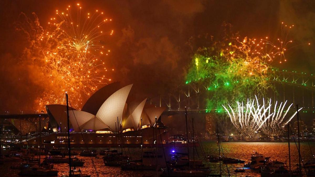 Los fuegos artificiales iluminan el puerto de Sydney durante las celebraciones del Año Nuevo, el 31 de diciembre del 2017.