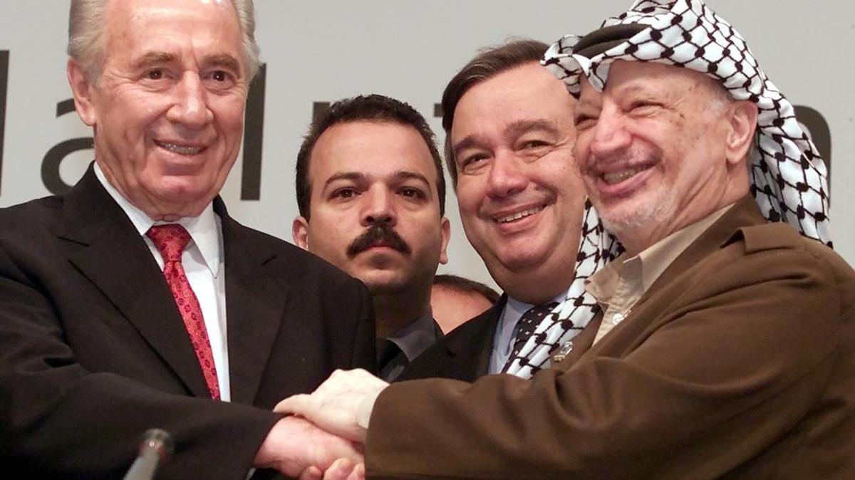 Shimon Peres (izq.) en una foto en el 2001 junto a Yaser Arafat.