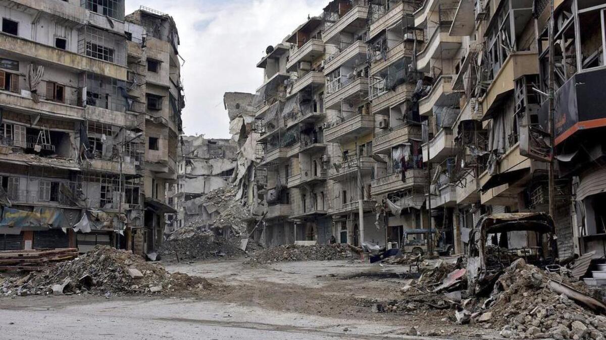 Fotografía facilitada por la Agencia Árabe Siria de Noticias (SANA) que muestra a los daños en los edificios del distrito de Al Sukari y Ansari de Alepo, Siria, el 23 de diciembre de 2016.