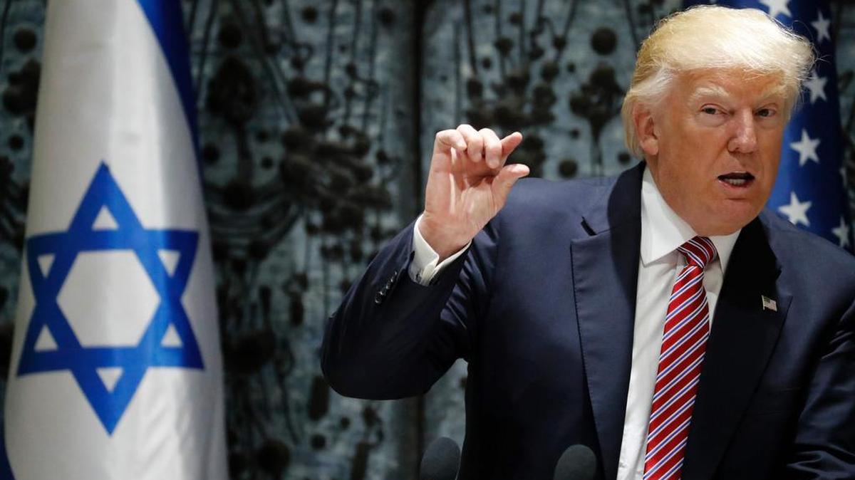 El presidente Donald Trump da un discurso en la residencia presidencial israelí el lunes en Jerusalén.