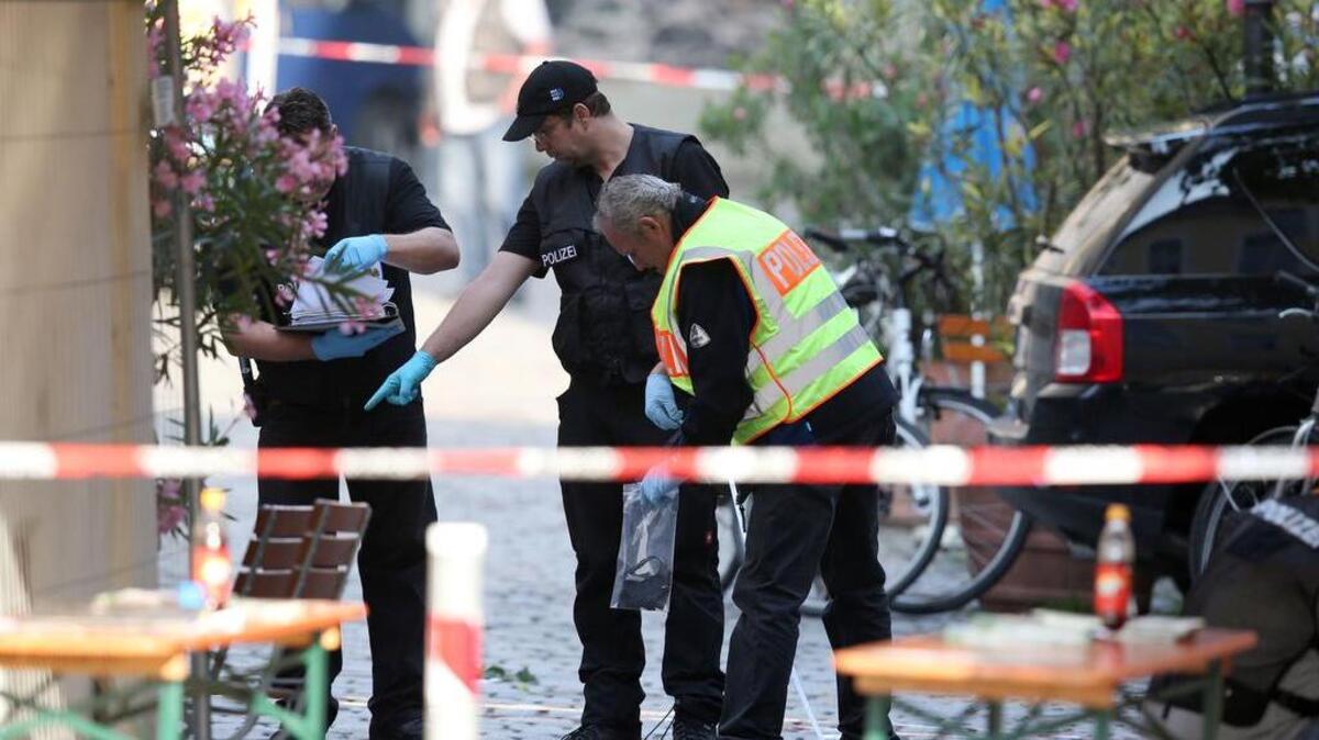 Policías alemanes investigan el lugar del ataque suicida que hirió a 15 personas en Ansbach.