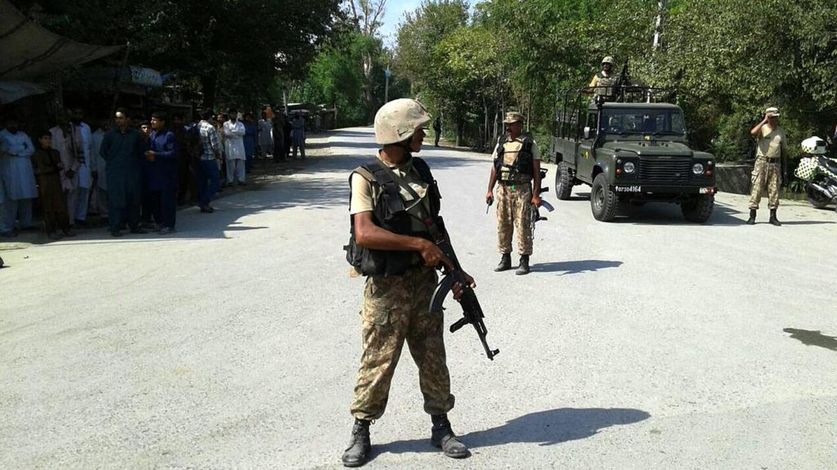 Un soldado paquistaí custodia el acceso al sitio del ataque terrorista contra un grupo de cristianos en el noroeste del país.