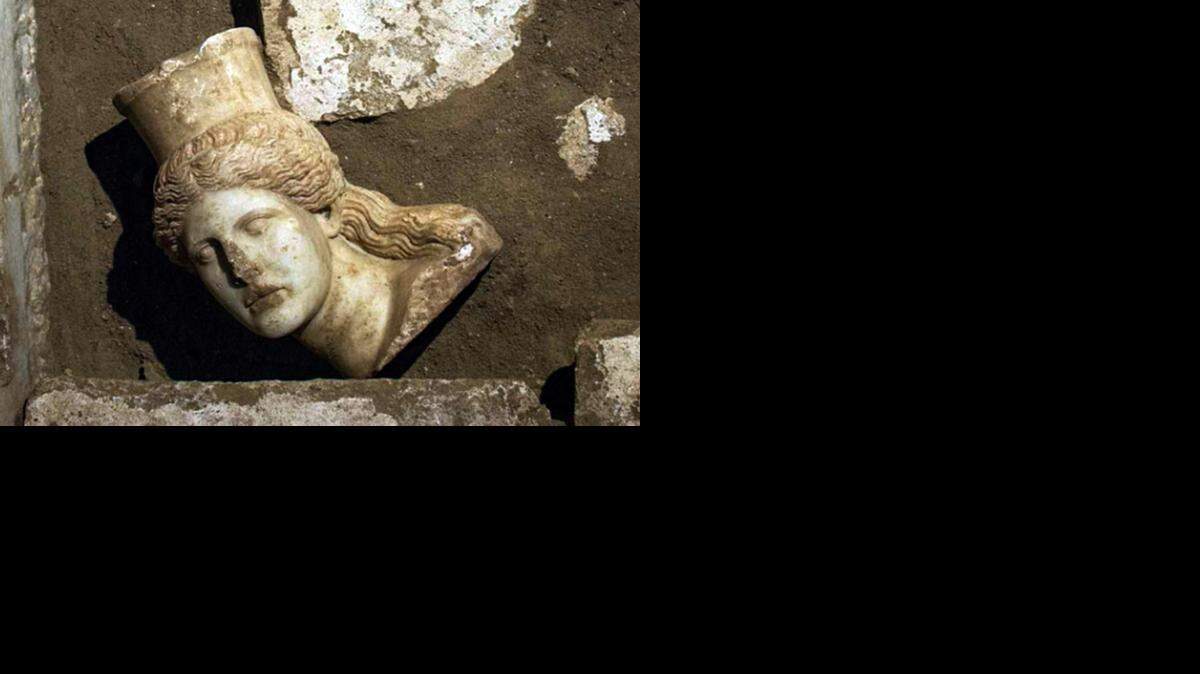 <cutline_leadin>En la</cutline_leadin> tumba de Anfípolis, en Grecia, han descubierto la cabeza de una de las dos esfinges que custodian la entrada de un templo de la época de Alejandro Magno.