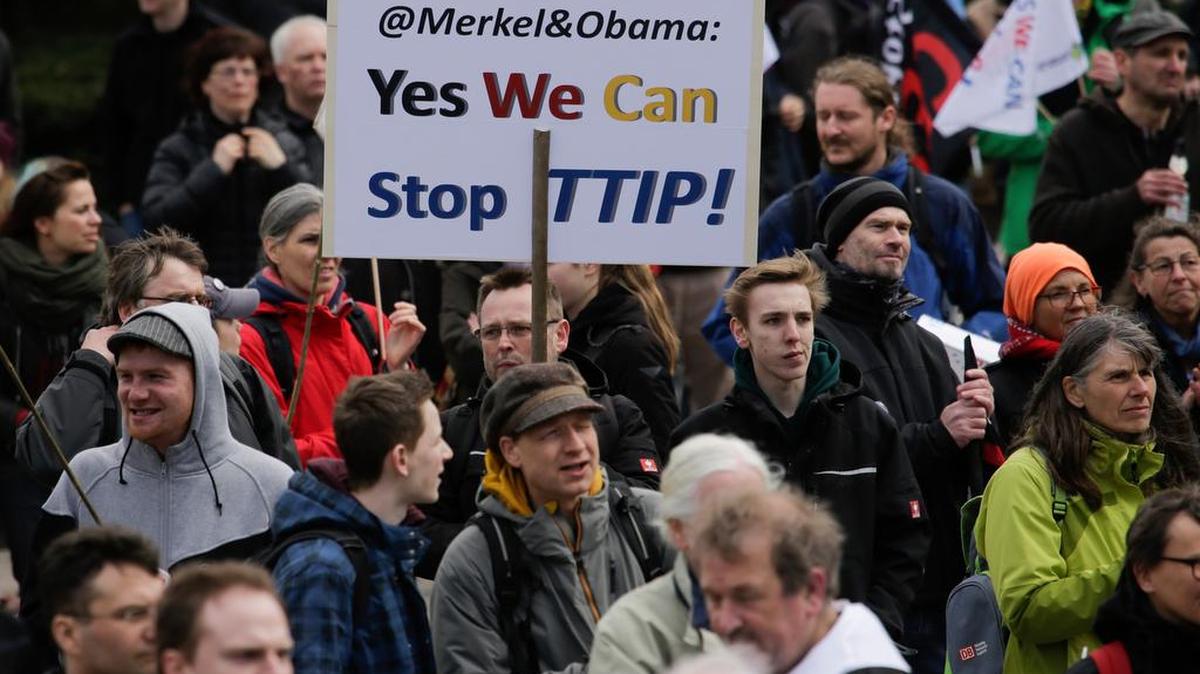 Varios miles de opositores al proyecto de acuerdo de libre comercio transatlántico se manifestaban en la ciudad alemana de Hanover este sábado, víspera de la llegada el presidente estadounidense Barack Obama, promotor del tratado.