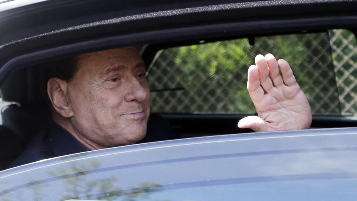 El ex primer ministro italiano Silvio Berlusconi saluda desde su auto en esta foto del 14 de mayo pasado.