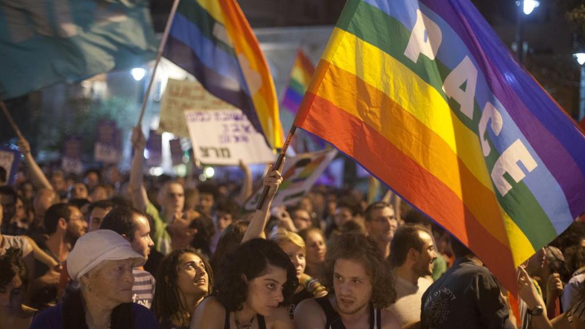 
Miles de personas participan en una protesta en contra de la homofobia el sábado 1ro de agosto, en Jerusalén.

