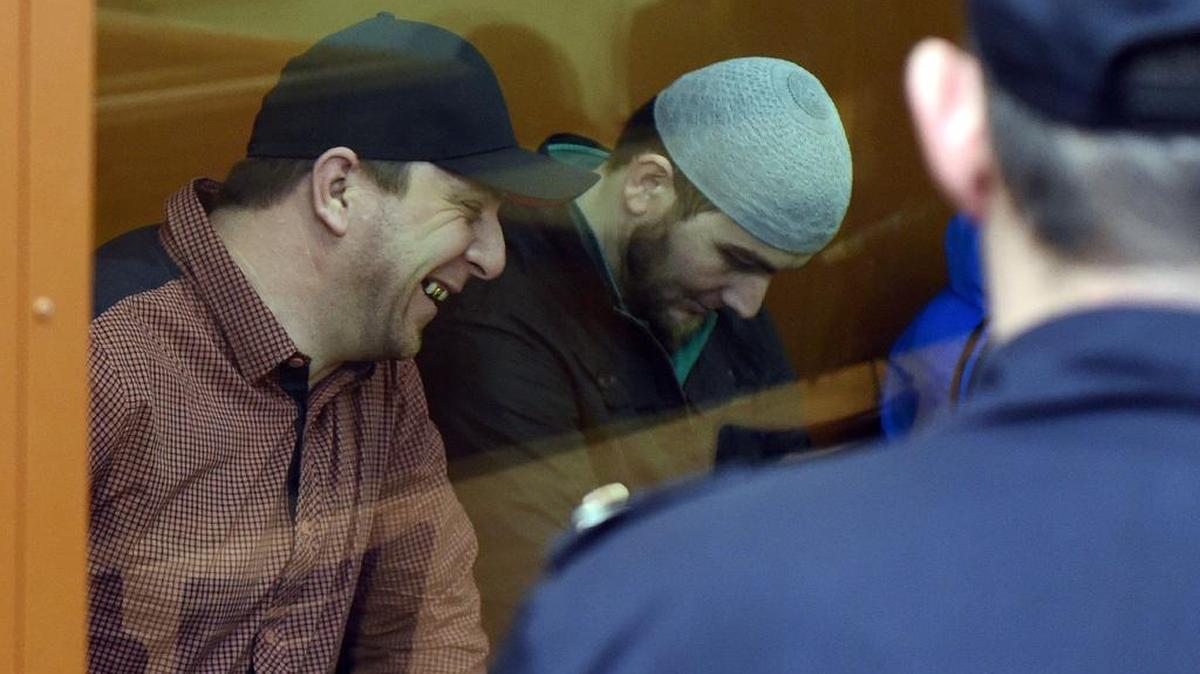 Tamerlan Eskerkhanov, izquierda, y Anzor Gubashev, rien en la silla de los acusados al inciio del juicio por el asesinato de Boris Nemtsov.