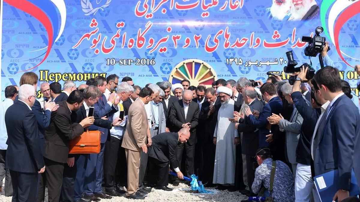 Altos funcionarios de Rusia e Irán dan inicio simbólico a las obras de la central nuclear de Bushehr, la segunda del país.