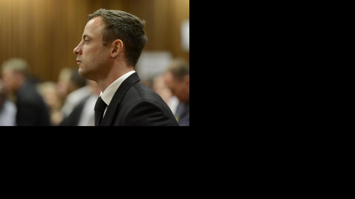 El atleta paralímpico sudafricano Oscar Pistorius (c) en el Tribunal Superior de Pretoria (Sudáfrica) el martes, 21 de octubre de 2014. Pistorius fue condenado este martes a cinco años de prisión por matar a su novia, la modelo Reeva Steenkamp. 