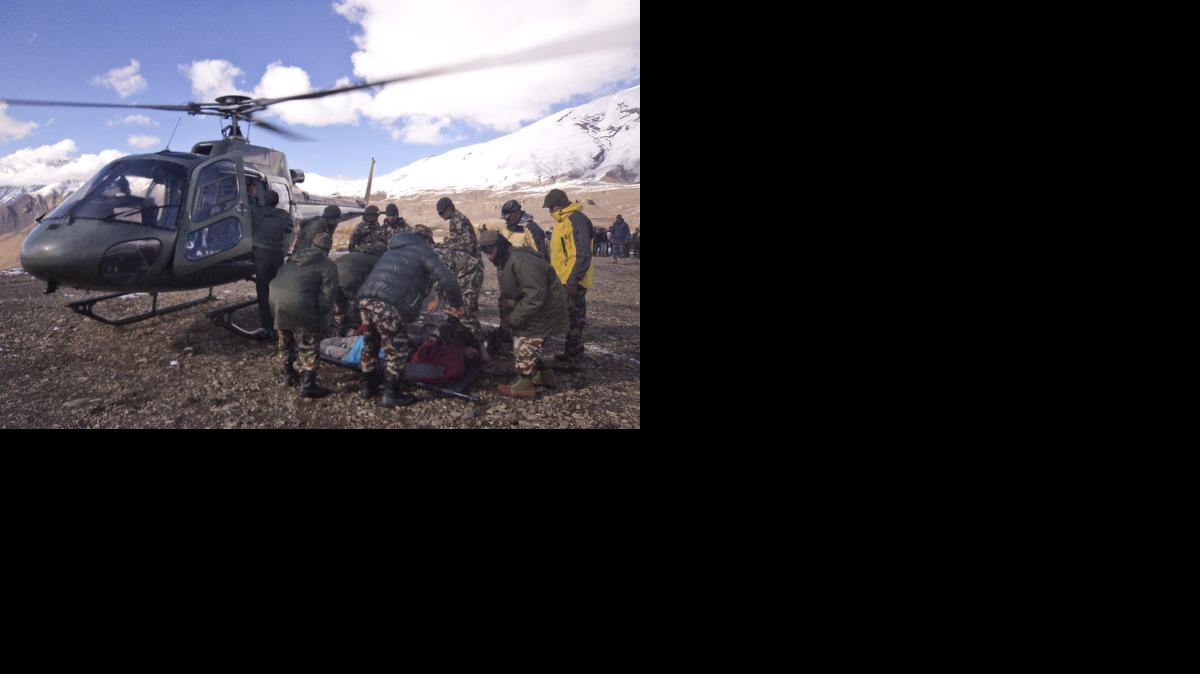 
Doce personas, entre ellas ocho montañistas extranjeros, murieron durante un alud en el norte de Nepal, informaron las autoridades el miércoles. 
