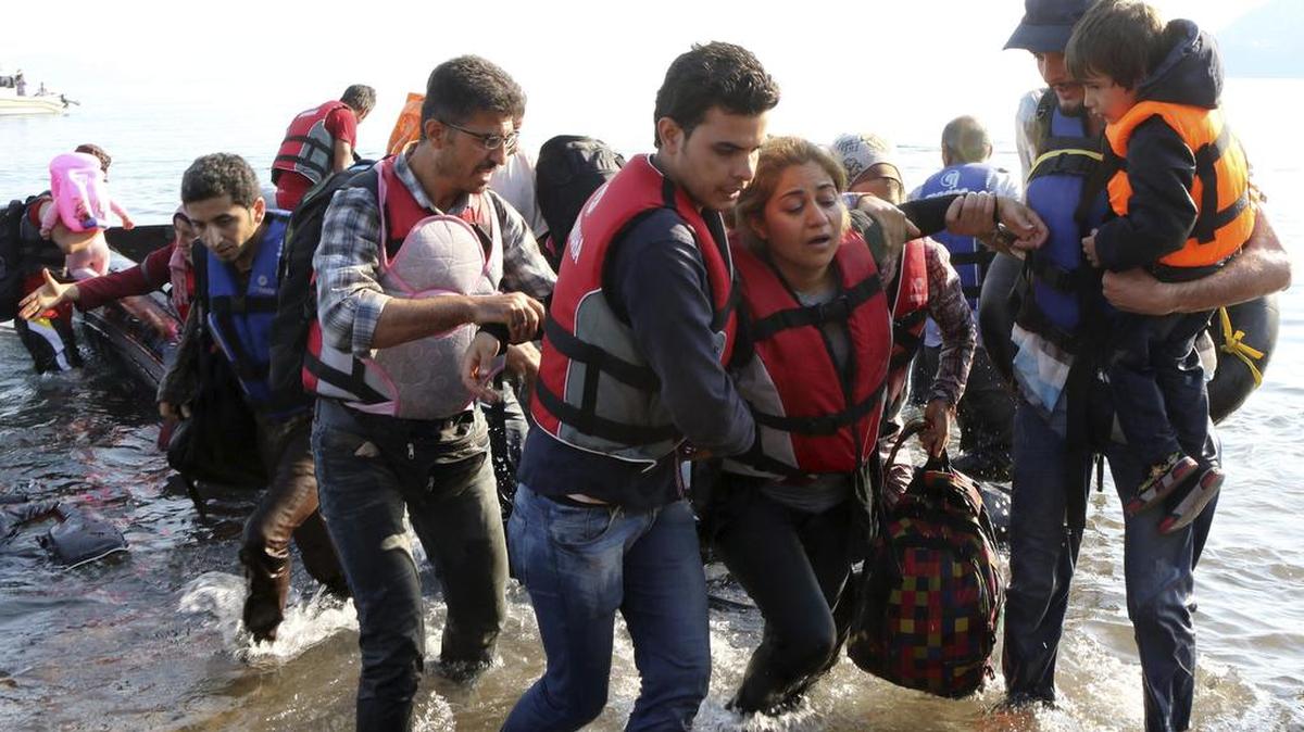 
Un grupo de refugiados supuestamente procedentes de Siria desde Turquía, llegan a la costa de la Isla de Lesbos en Grecia, hoy, 13 de agosto de 2015. Solo en las últimas 24 horas, la Guardia Costera griega ha identificado a 400 indocumentados en 18 operaciones distintas alrededor de las islas orientales del mar Egeo, muy próximas a la costa turca, en las zonas marítimas de Lesbos, Jíos, Agathonisi, Farmakonisi y Kos. 
