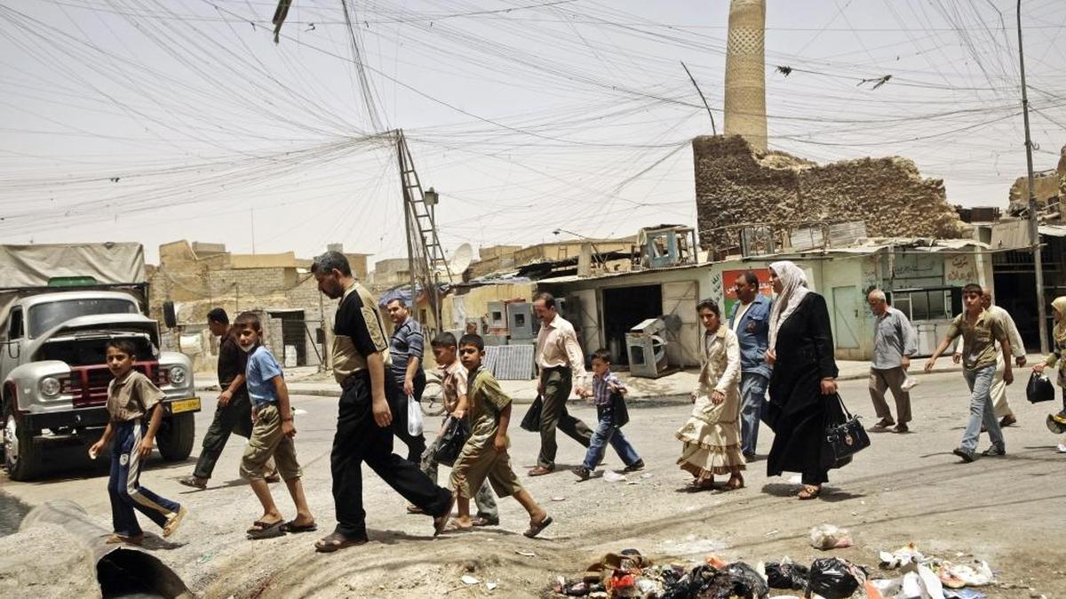Foto de archivo en la que se ve en el fondo la mezquita Al Nuri, en Mosul, en el norte de Irak, que el Estado Islámico destruyó al detonar explosivos el miércoles en la noche.