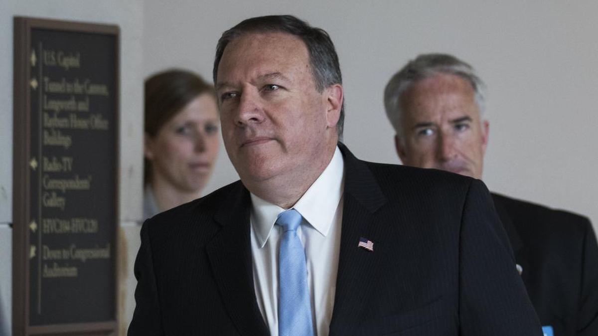El director de la CIA Mike Pompeo llega a una reunión del Comité de Inteligencia sobre la filtración a los rusos de información clasificada del presidente de EEUU Donald Trump, el 16 de mayo de 2017, en la sede del Capitolio de EE.UU. en Washington.