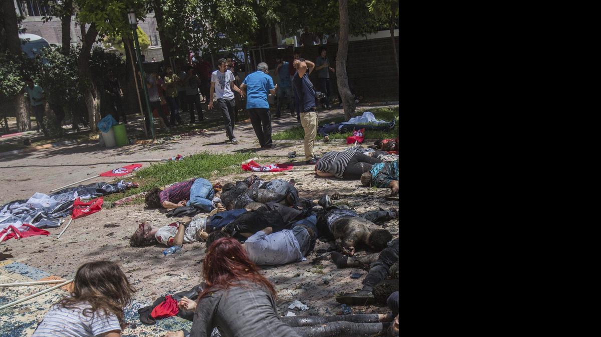 
Varias personas ayudan el lunes a los heridos en un ataque suicida perpetrado contra un centro cultural en la ciudad turca de Suruç, a 10 kilómetros de la frontera con siria.
