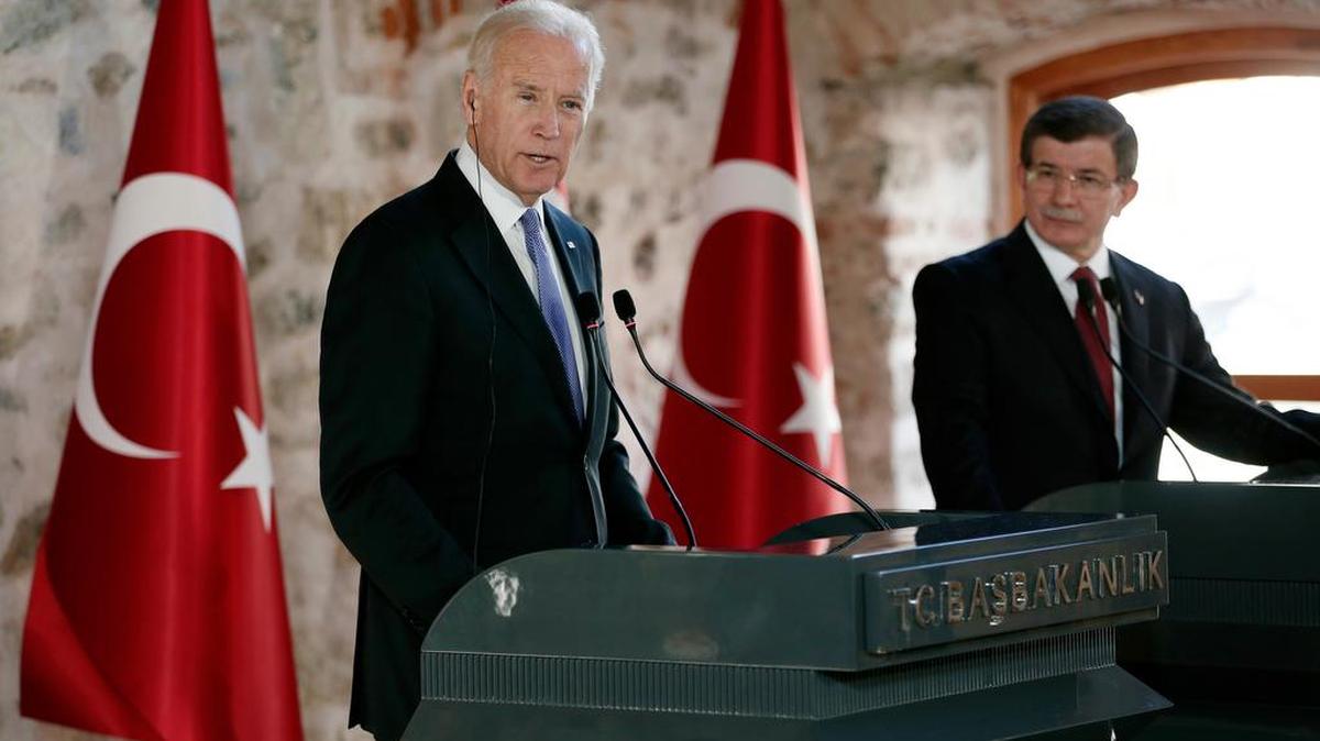 Tras reunirse con Davutoglu (der.), Biden se entrevistó en la tarde del sábado con el presidente turco Recep Tayyip Erdogan.