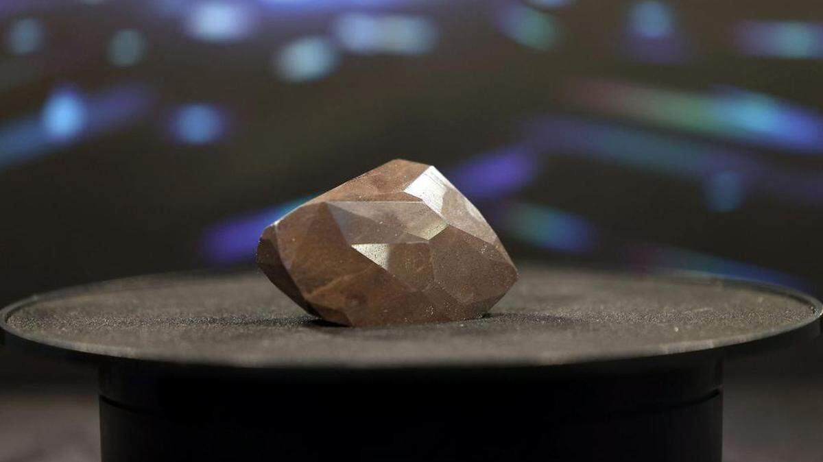 Una fotografía tomada el 17 de enero de 2022 muestra “The Enigma”, un diamante negro de 555,55 quilates, en Sotheby’s en el Emirato del Golfo de Dubai. (Foto de GIUSEPPE CACACE/AFP vía Getty Images)