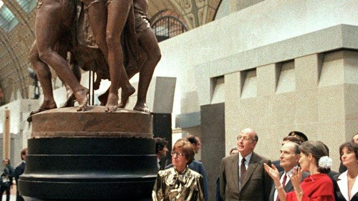 En esta foto de archivo tomada el 1 de diciembre de 1986 se ve al presidente francés Francois Mitterrand escuchando a Anne Pingeot, junto al ex presidente francés Valery Giscard d'Estaing durante la la inauguración del museo en París.