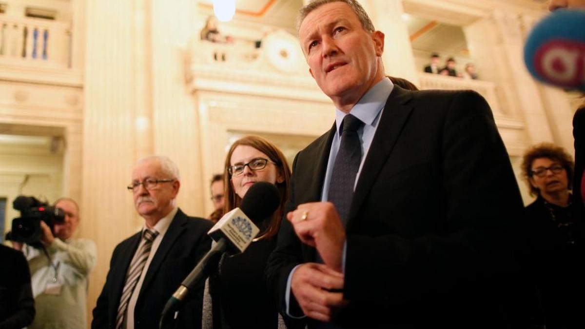 Conor Murphy, (der.) y otros miembros del Sinn Fein, declaran sobre la posible disolución de la Asamblea de Irlanda del Norte en Stormont, Belfast, el lunes.