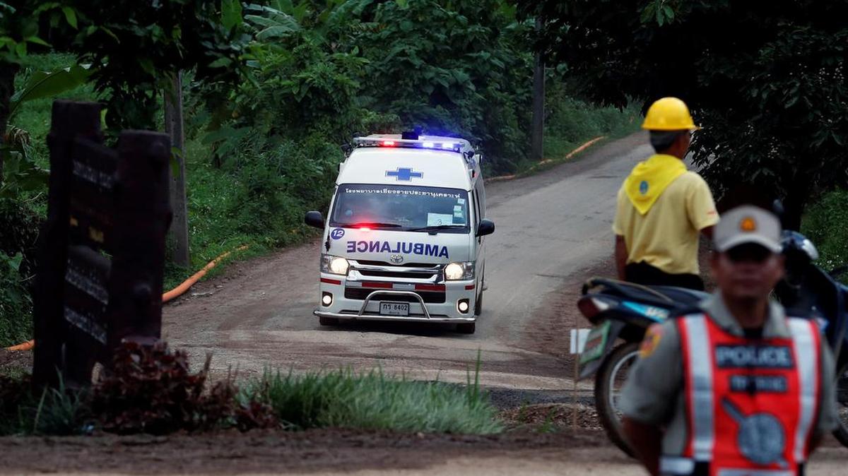 Una ambulancia evacua a uno de los niños que permanecían atrapados en la cueva Tham Luang, en el norte de Tailandia, el 10 de julio de 2018.