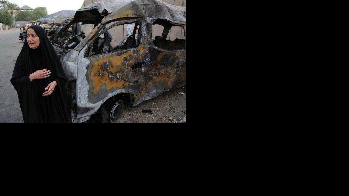 Una mujer en el lugar de la explosión de un coche bomba en la comunidad de Shula en la ciudad de Bagdad, Irak.

