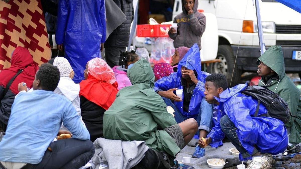 
Personas descansan en un improvisado campo de refugiados en Roszke, Hungría. El martes entran en vigor las nuevas leyes que establecen penas de hasta cinco años de cárcel por entrar en Hungría de forma ilegal. 
