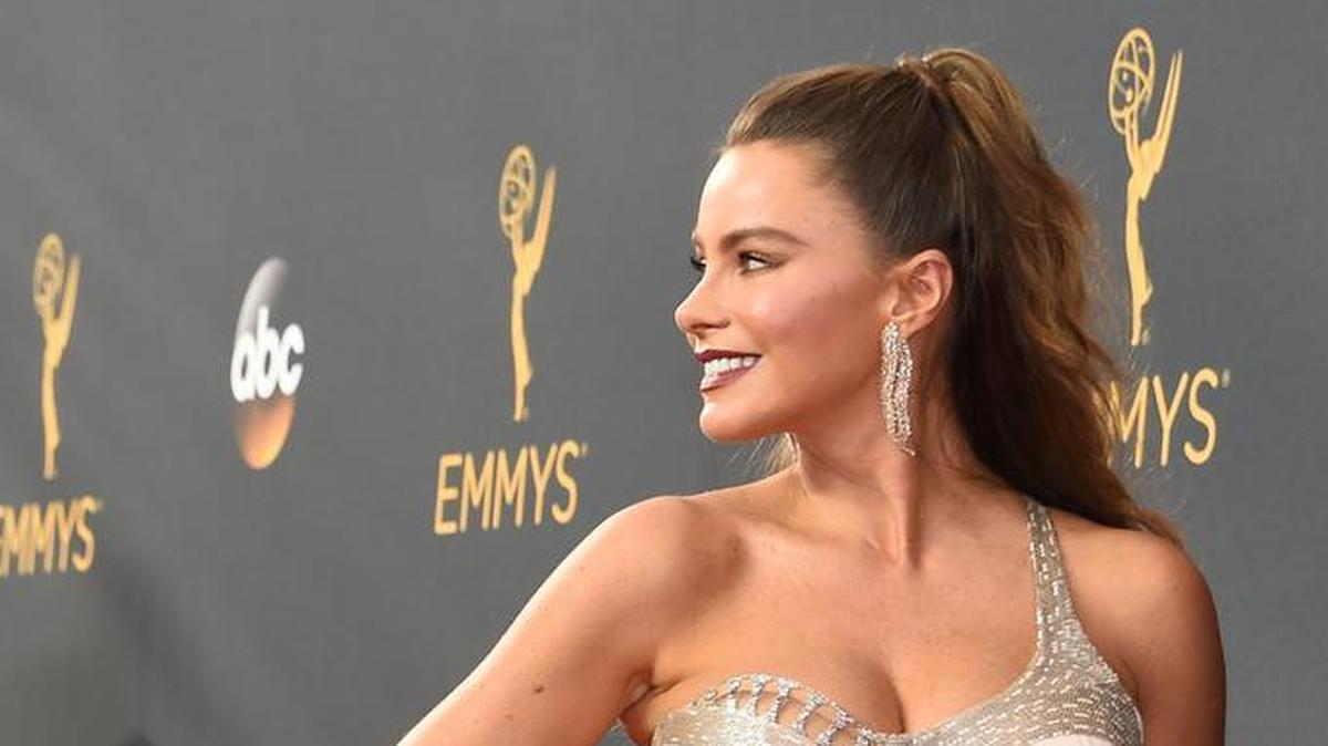 La actriz colombiana Sofia Vergara en una sesión de fotos en los Premios Emmy durante la edición No 68 que se lleva a cabo en el Teatro Microsoft de Los Ángeles, el 18 de septiembre de 2016.