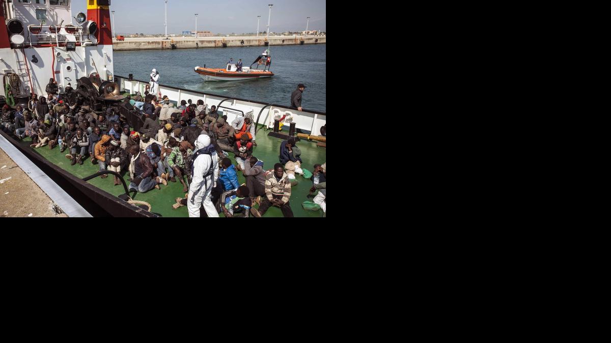 
Un grupo de inmigrantes rescatado por la embarcación RBD llega al puerto de Corigliano Calabro (Italia) hoy, miércoles 15 de abril de 2015. 
