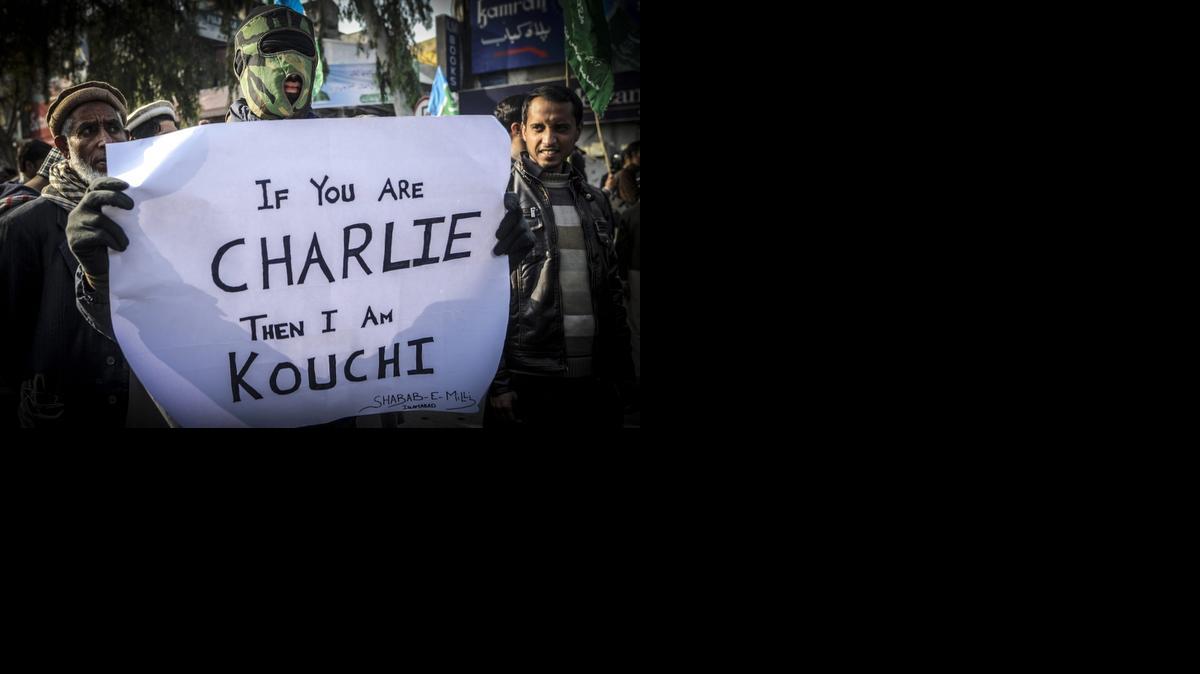 
 Simpatizantes del grupo político Jamat-e-Islami sostienen una pancarta que lee "Si tú eres Charlie, entonces yo soy Kouchi" durante unas protestas contra la publicación de la caricatura de Mahoma en la revista Charlie Hebdo em Landikotal (Pakistán) hoy, viernes 16 de enero de 2015. EFE/Wali Khan Shiwari
