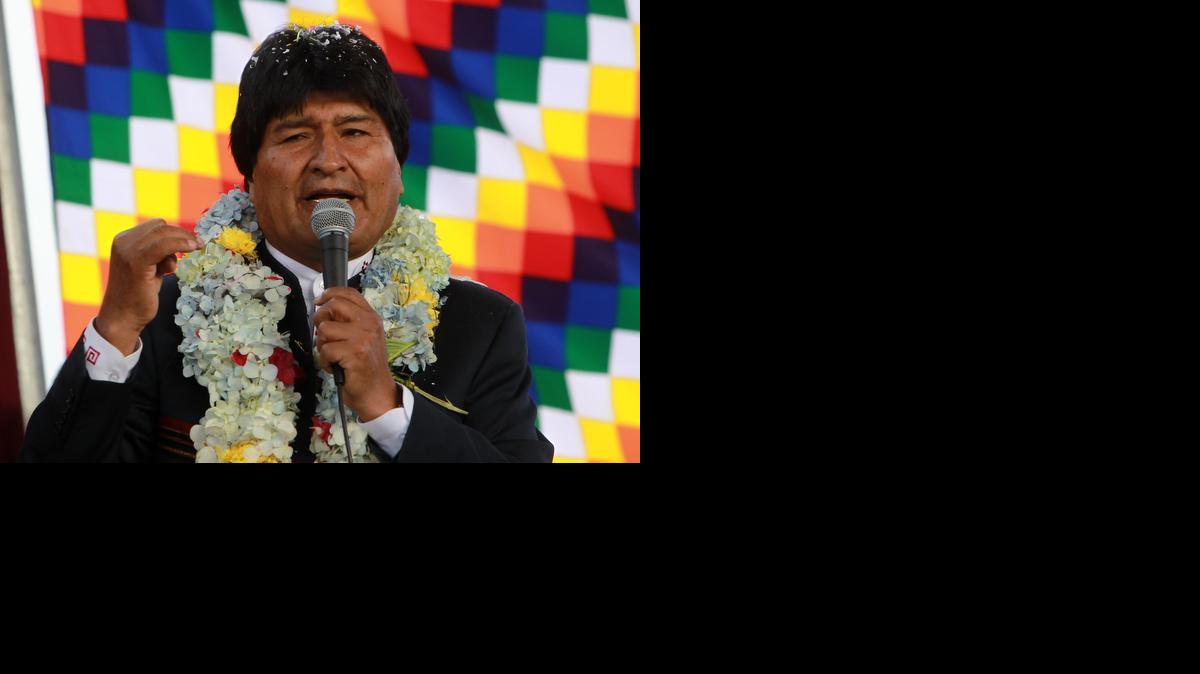 
El presidente de Bolivia, Evo Morales, habla durante la inauguración de una escuela, el lunes 30 de marzo de 2015, en La Paz, Bolivia. 
