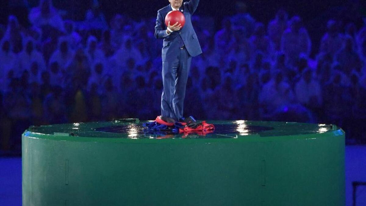 El primer ministro japonés, Shinzo Abe, posa después de quitarse el traje del personaje del juego de Nintendo Super Mario durante su aparición durante la ceremonia de clausura de los Juegos Olímpicos de 2016 en Río de Janeiro, Brasil, el domingo 21 de agosto de 2016.