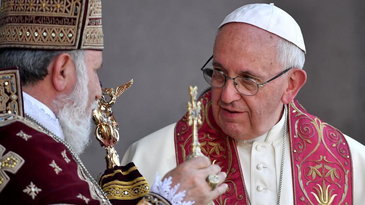El papa Francisco y el patriarca, catolicós Karekin II, el domingo en Erevan, Armenia.