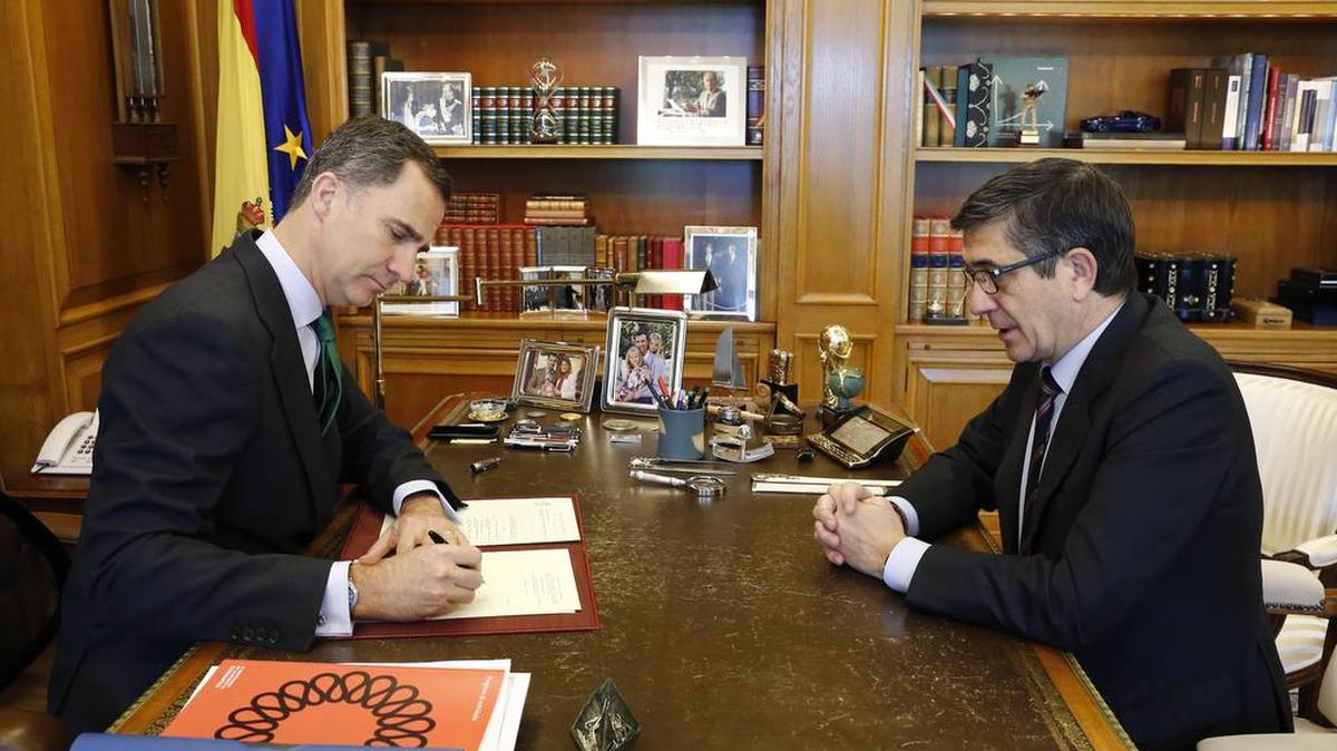 Fotografía facilitada por la Casa Real del rey Felipe VI con el presidente del Congreso de los Diputados, Patxi López (d), en su despacho del Palacio de la Zarzuela para firmar el decreto de disolución de las Cortes y de convocatoria de las elecciones generales del 26 de junio, que se publica hoy mismo en el BOE.
