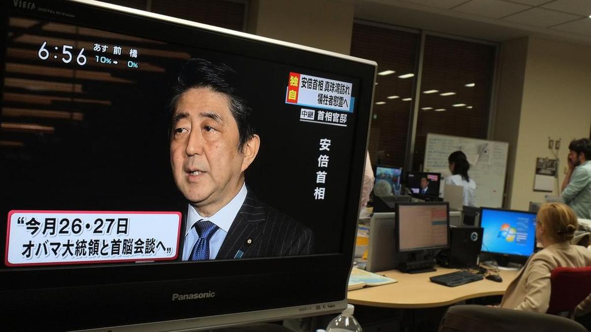 Un noticiero local muestra al primer ministro de Japón, Shinzo Abe, hablando a periodistas en su residencia oficial en Tokio el 5 de diciembre de 2016.