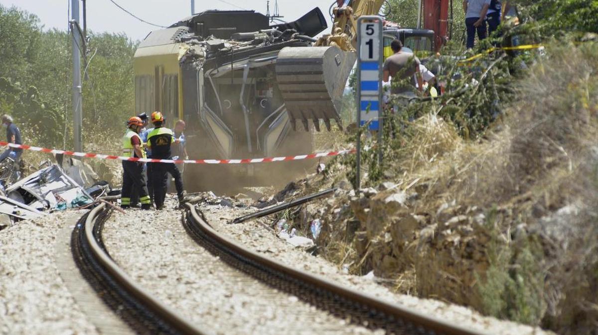 Vista de los restos de uno de los dos trenes que chocaron frontalmente entre los municipios de Andria y Corato, en la región meridional de Apulia, Italia, hoy 13 de julio de 2016.