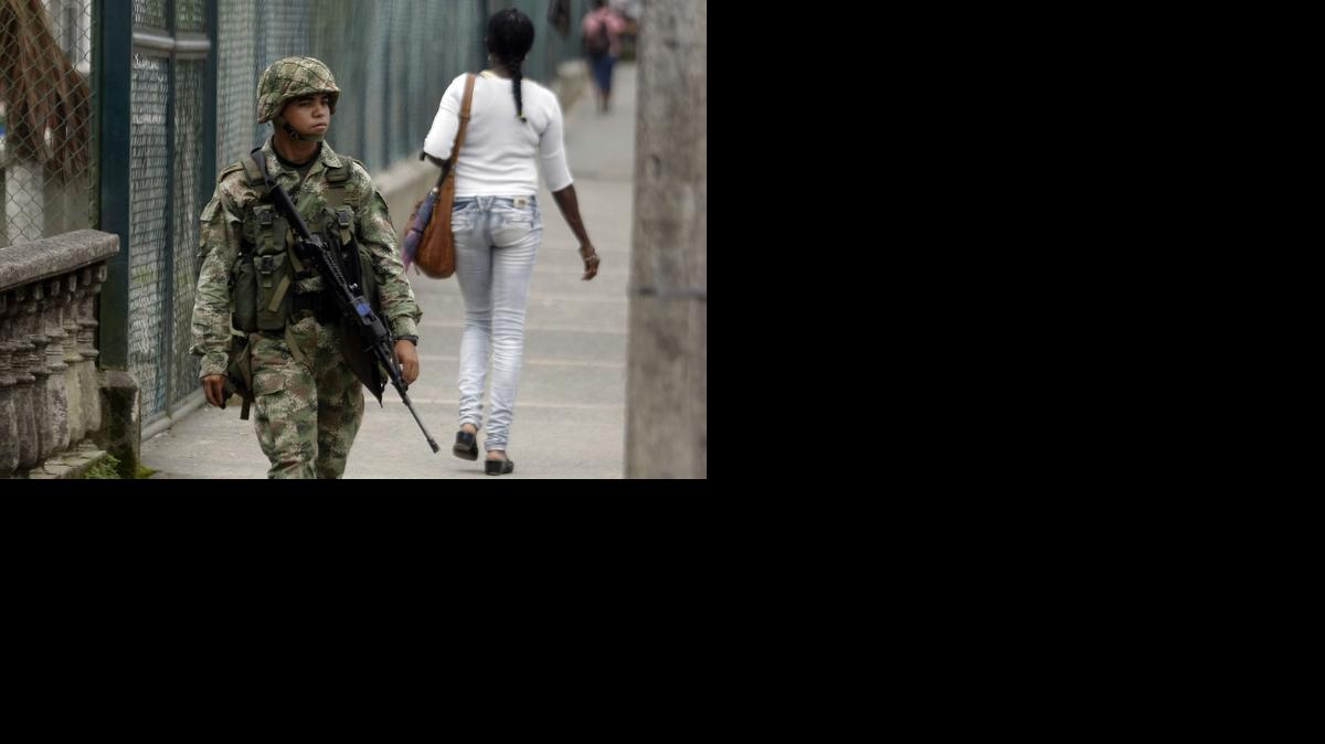 
Un soldado patrulla las calles de Quibdó el lunes 17 de noviembre de 2014, en el departamento de Chocó (Colombia). Las FARC señalaron en un editorial publicado en una web que el general Rubén Darío Alzate se entregó a "un supuesto comando" guerrillero y afirmaron que existe un boicot para acabar con el proceso de paz que se lleva a cabo en La Habana. Por su parte, el expresidente colombiano y actual senador, Álvaro Uribe, afirmó que "para el terrorismo los gestos de paz del Estado no son generosidad sino debilidad" que aprovechan las FARC "para avanzar en su designio criminal". Entretanto, las Naciones Unidas expresaron hoy su "inquietud" por el fuerte impacto que han tenido los últimos secuestros de la FARC, entre ellos el del general del Ejército, sobre el proceso de paz, que fue interrumpido por el presidente Juan Manuel Santos.

