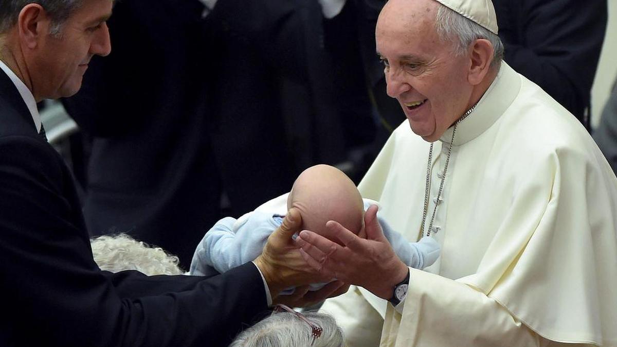 El papa Francisco (dcha) sostiene a un bebé durante una audiencia con cerca de 5,000 gitanos venidos de todo el mundo en el aula Pablo VI en el Vaticano, hoy, 26 de octubre de 2015. EFE/Ettore Ferrari