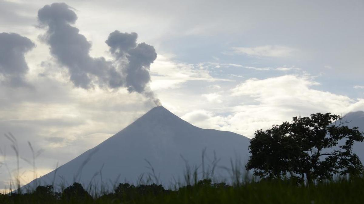 Volcán de fuego de Guatemala tomado a 40 km desde el sur de Guatemala.