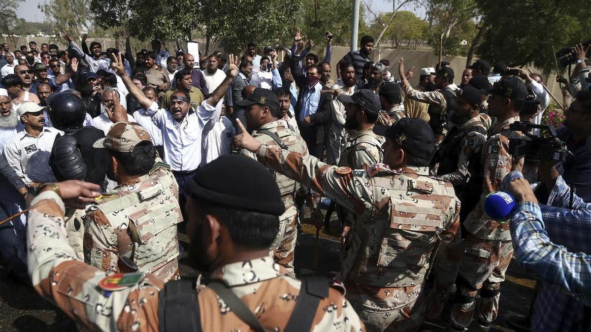 Dos trabajadores de la aerolínea Pakistan International Airlines han muerto y otros 18 han resultado heridos durante protesta en contra de su privatización.