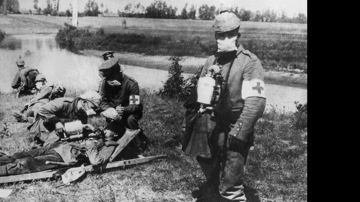 
Miembros de la Cruz Roja atienden a heridos por ataque con gas en un campo de batalla en Europa durante la Primera Guerra Mundial.
