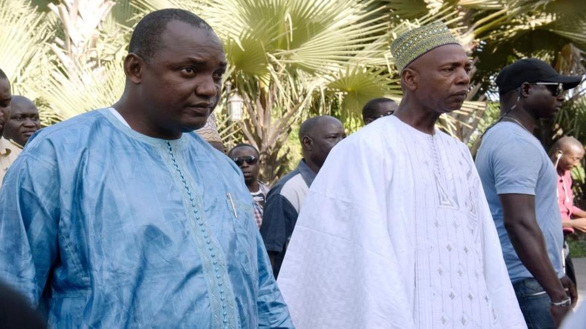 El presidente electo de Gambia, Adama Barrow (centro), prestará juramento mañana en su país. Foto del 13 de Diciembre del 2016.