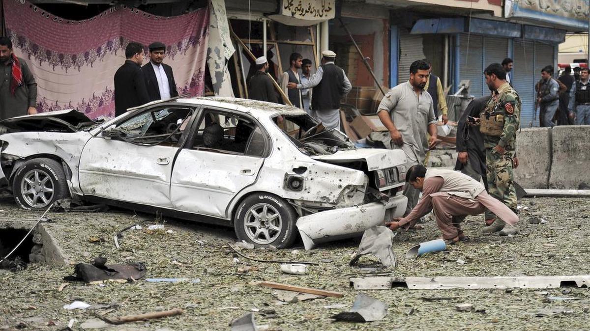 Oficiales de seguridad afganos inspeccionan el escenario de un atentado perpetrado el miércoles en las inmediaciones del consulado de la India en la ciudad de Jalalabad, Afganistán.