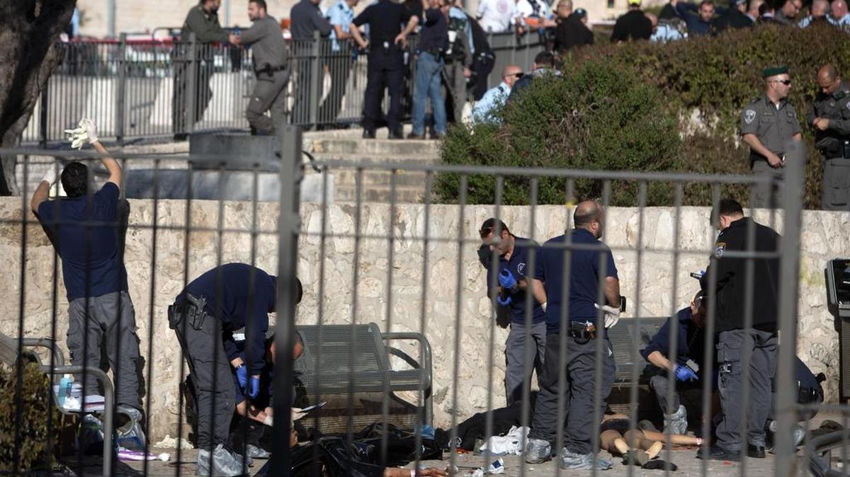Una guardia fronteriza israelí murió este miércoles en Jerusalén y otra resultó herida en un ataque a mano armada de tres jóvenes palestinos, que fueron abatidos.