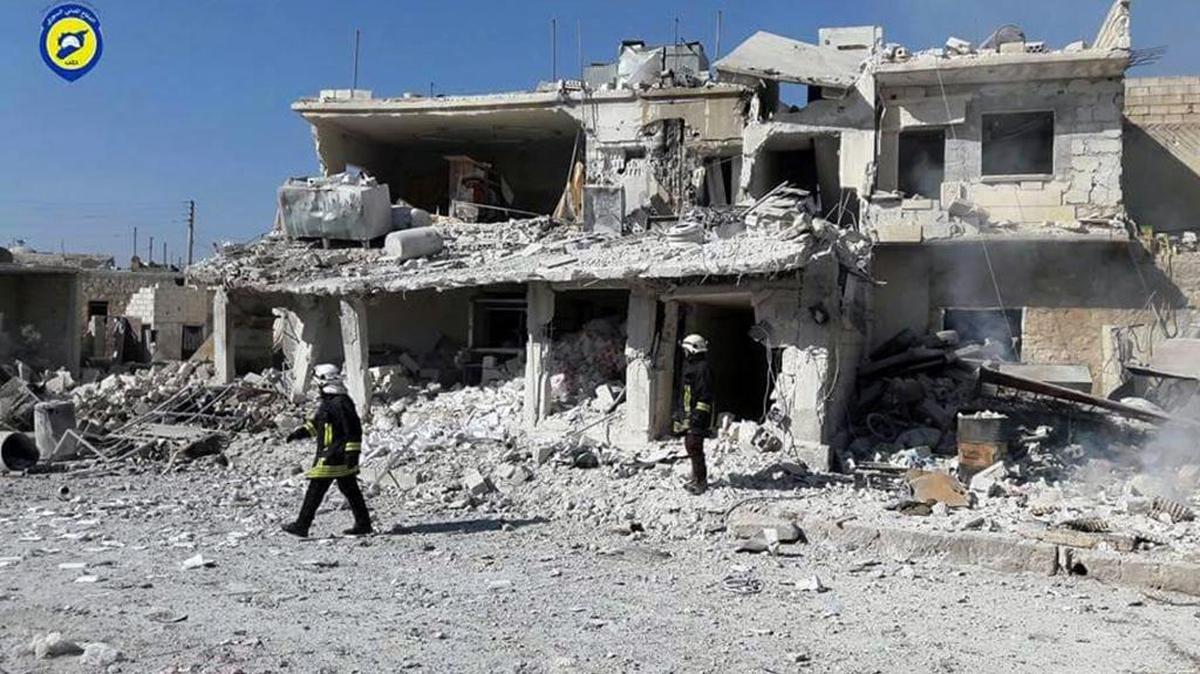 Miembros de Defensa Civil revisan edificios dañados por bombardeos en el oeste de Alepo, en noviembre.