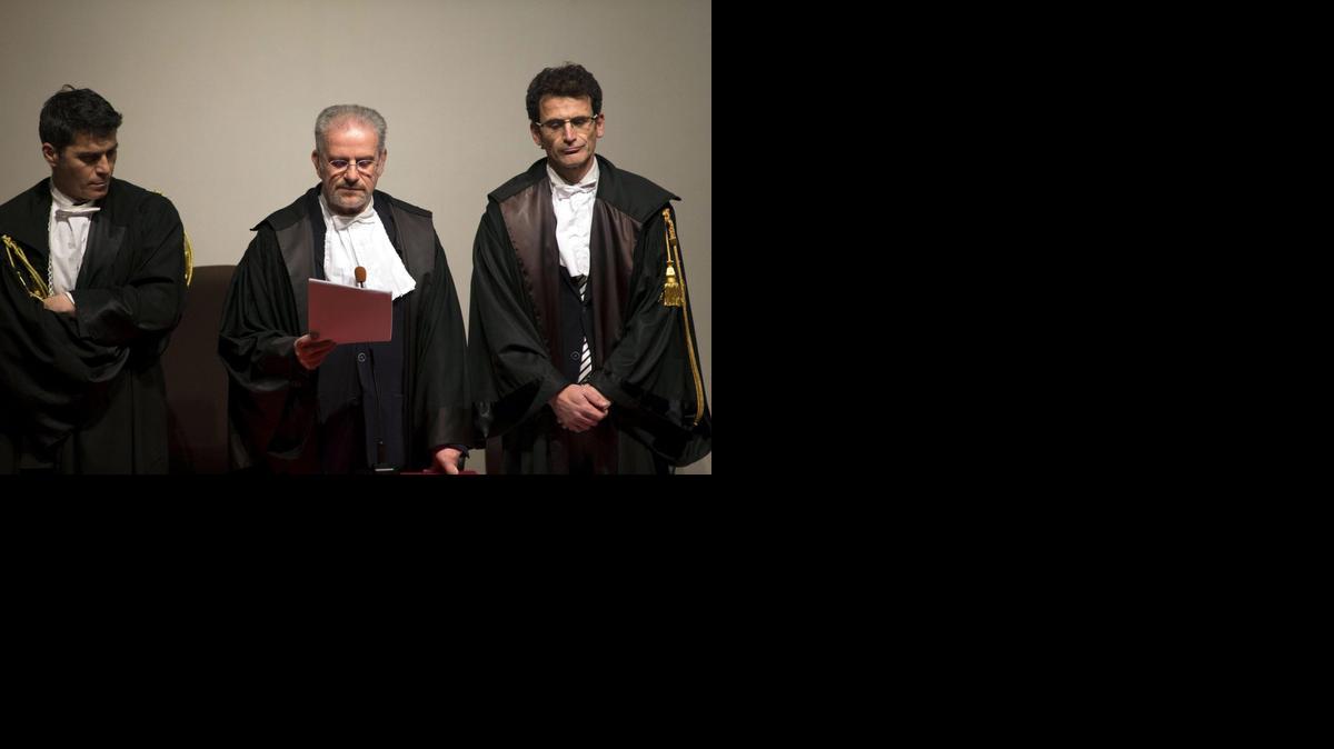 <cutline_leadin>Los jueces</cutline_leadin> del tribunal de Grosseto leen la sentencia de condena a 16 años de cárcel al ex capitán Francesco Schettino, el miércoles, en Italia.